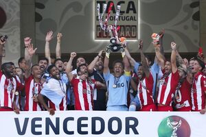 Quim levanta a Taça de Portugal, ganha pelo Aves no Jamor