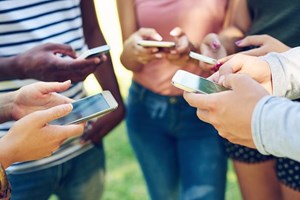 PS rejeita proibir telemóveis nos recreios das escolas