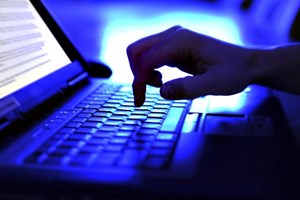 Marcas financiam sem saberem sites de fake news e de extrema-direita