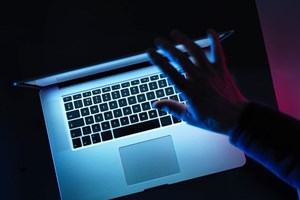 Auxiliar de educação liderava grupo de hackers que invadiu a PGR