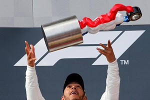 Lewis Hamilton a cinco vitórias de recorde de Michael Schumacher