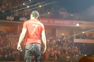 Enrique Iglesias cantou em Lisboa com a camisola de Cristiano Ronaldo