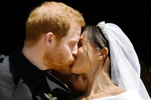 Harry e Meghan selaram casamento com vários beijos
