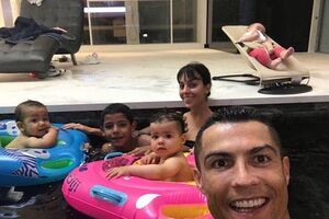 Ronaldo Georgina Eva Mateo Alana Cristiano Júnior 