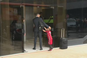 Seleção aplaudida à chegada ao aeroporto antes de partir para a Rússia