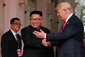 Trump cumprimenta Kim Jong-un em Singapura