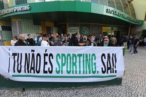 Adeptos do Sporting exigem demissão de Bruno de Carvalho