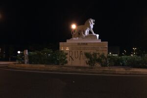 Estátua junto ao estádio com frase de Bruno de Carvalho vandalizada
