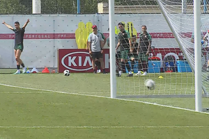 Ronaldo marca golo de ângulo impossível no treino da Selecção