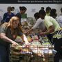 Pedidos de ajuda alimentar aumentam com crise nos combustíveis e na habitação