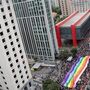 Milhares de pessoas na marcha LGBT de São Paulo