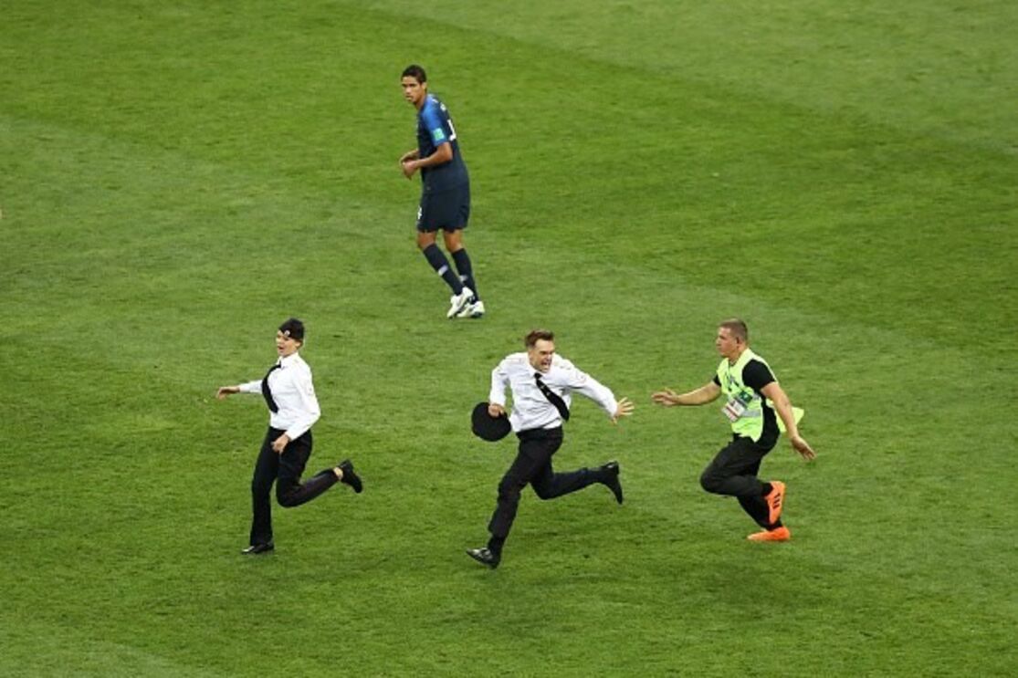 Pussy Riot invadem o campo do Mundial 2018