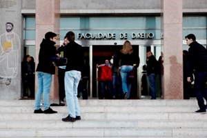 Covid-19: Professores universitários querem regresso às aulas em segurança
