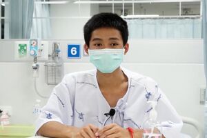 Jovens que estiveram presos em gruta na Tailândia estão hospitalizados