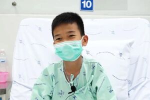 Jovens que estiveram presos em gruta na Tailândia estão hospitalizados