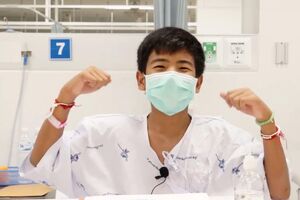 Jovens que estiveram presos em gruta na Tailândia estão hospitalizados
