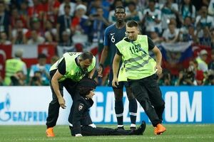 Pussy Riot invadem o campo do Mundial 2018