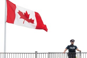 Polícia canadiana acusa homem por quatro mortes em tiroteio