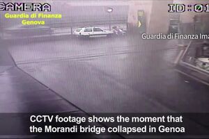 CCTV footage shows moment of bridge collapse in Genoa.mp4