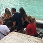 Turistas lutam por selfie no sítio perfeito da Fontana di Trevi