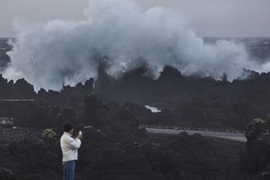 Interacção de ciclones tropicais mantém aviso de chuva no grupo Oriental dos Açores
