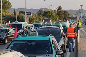 Espanhóis da EliteTaxi param frente à embaixada portuguesa em Madrid