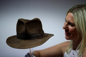 Chapéu de Indiana Jones vendido por 443 mil euros num leilão