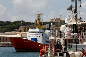 Portugal vai acolher 10 dos 58 migrantes que estão no navio Aquarius