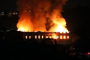 A massive fire on late Sunday raced through Brazils 200-year-old National Museum in Rio de Janeiro, causing no casualties but probably the total loss.mp4