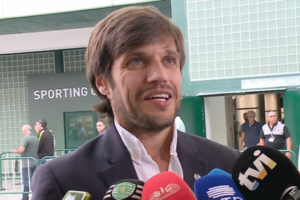 João Benedito fala aos jornalistas em dia de eleições no Sporting