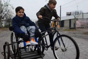 Menino “inventa” bicicleta para andar com o primo em cadeira de rodas