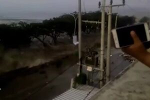 SCARY TSUNAMI IN INDONESIA (SEPT 28 2018).mp4