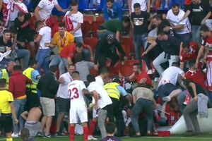 Adeptos feridos após bancada ceder em jogo da I Liga espanhola