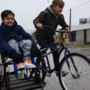 Menino “inventa” bicicleta para andar com o primo paraplégico