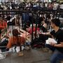 Clientes na fila para comprar iPhones recebem powerbanks da Huawei