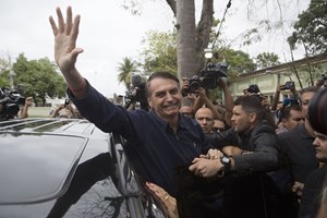 Bolsonaro não está recuperado e precisa de cirurgia, diz médico