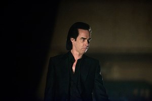 Nick Cave declara oposição a Bolsonaro em concerto no Brasil: 'Ele não'