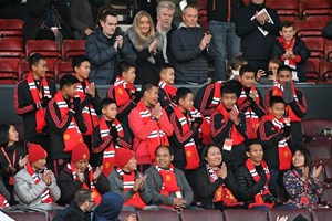 Jovens resgatados de gruta assistiram ao Manchester-Everton