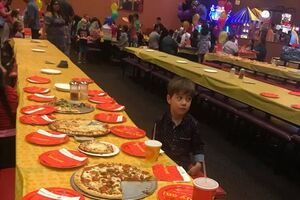 Fotografia de menino destroçado a celebrar o aniversário sozinho comoveu o mundo