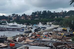 Temporal deixa porto de Rapallo em Itália, num caos