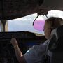 Mulher piloto faz aterragem 'de lado' ao enfrentar ventos cruzados no Reino Unido
