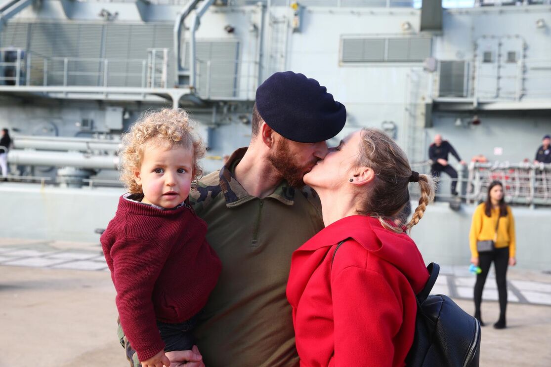 Familiares receberam marinheiros à chegada da fragata Corte-Real ao Alfeite