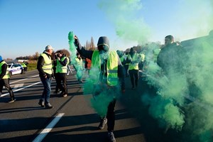 Caos em França: Um morto e 47 feridos em manifestações dos “coletes amarelos”