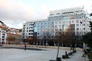 Nova praça da Mouraria continua atrasada. Um morador recusa sair