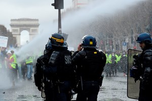 Polícia trava 'coletes amarelos' com gás lacrimogéneo às portas do Eliseu