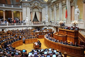 Covid-19: Terceiro funcionário infetado no Parlamento desde julho