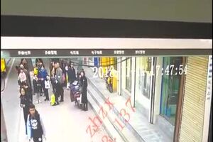 Sidewalk suddenly gives way in Lanzhou sending woman falling into massive sinkhole.mp4