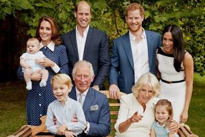 Harry Meghan William Kate Charles Camilla familia real 