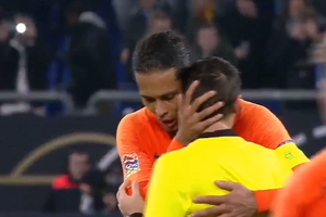 Jogador holandês abraça árbitro em lágrimas no final do Alemanha-Holanda