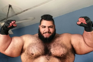 "Hulk Iraniano" surpreende a Internet com o seu enorme físico